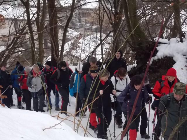 Pohodniki so 15 kilometrov hodili po snegu, blatu, asfaltu, na vrhu Polževega pa jim je tudi precej drselo. Foto: MMC RTV SLO/Jože Žura