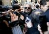 Beppe Grillo je danes eden najbolj osovraženih ljudi v italijanski politiki. Kratek pregled tiska pokaže, da bo kmalu edini odgovoren za gospodarsko in politično katastrofo, v kateri se nahaja Italija. Njegov izvirni greh je izjemen volilni uspeh, ki se ne bi smel zgoditi, ker ga, tako rušilnega, ni predvidel nihče. Zdaj je kriv zato, ker Gibanje 5 zvezd izpolnjuje predvolilne obljube, med katerimi je bila tudi ta, da ne bo sodelovalo v nobeni vladi, razen v svoji. Podpiralo bo le tiste projekte drugih, ki so v skladu z njihovim programom. Foto: MMC RTV SLO/EPA