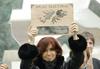 Argentinska predsednica Cristina Fernández Kirchner drži v rokah zemljevid Falklandskega otočja, ki ga Argentinci imenujejo Las Malvinas. Foto: EPA
