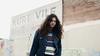Kurt Vile (1980) je odraščal v Pensilvaniji v družini z desetimi otroki. Pri 14 mu je oče, navdušenec nad bluegrassom, podaril bendžo in mladenič je takoj začutil, da bo njegovo življenjsko poslanstvo glasba. Z Adamom Granducielom je ustanovil zasedbo The War on Drugs, ki pa jo je takoj po izidu prvenca Wagonwheel Blues (2008) zapustil. Od leta 2008 do danes je Vile izdal pet sololabumov, preboj je doživel s četrtim Smoke Ring for My Halo (2011). Foto: Promocijsko gradivo