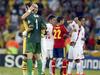 Vratar Španije Pepe Reina je po koncu tekme potolažil in pohvalil vratarja Tahitija Mikaela Rocheja. Foto: Reuters