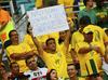 'Nismo proti naši nogometni reprezentanci, ampak proti korupciji,' piše na listu papirja, ki ga v zrak dvignil eden izmed brazilskih navijačev. Foto: Reuters