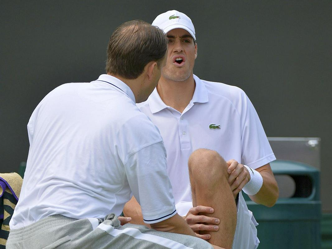 Ameriški tenis je v moški posamični konkurenci prvič po letu 1912 ostal brez enega samega igralca v 3. krogu. John Isner je proti Adrianu Mannarinu odigral vsega 2 igri (druga najmanjša vsota iger v Wimbledonu). Isner je bil udeležen tudi v epskem maratonu leta 2010, ko je skupaj z Nicolasom Mahutom odigral kar 183 iger. Foto: Reuters