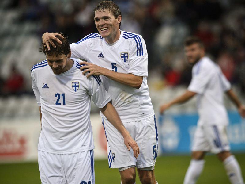 Kasper Hämäläinen (levo) je deset minut pred koncem tekme razblinil upanje Slovencev vsaj na remi. Foto: Reuters