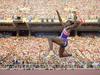 Carl Lewis je na olimpijskih igrah in svetovnih prvenstvih šest zlatih medalj osvojil v skoku v daljino, po pet v teku na 100 metrov in štafeti 4 x 100 metrov, eno pa v teku na 200 metrov. Foto: EPA