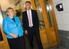 Najverjetnejši novi premierki Erni Solberg bo moral odhajajoči Jens Stoltenberg seči v roko. Foto: EPA