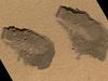 Vodo so našli v prahu, blatu in drobni prsti na lokaciji Rocknest. Na fotografiji dve izmed lokacij, kjer so bili vzeti vzorci. Vrhnji rob desne vdolbine je širok štiri centimetre. Foto: Nasa/JPL-Caltech/MSSS