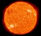 Naše Sonce je le ena izmed zelo običajnih zvezd v naši Galaksiji. Tudi zato, ker zdaj vemo, da krožijo planeti, podobni Zemlji, okoli približno vsake druge Soncu podobne zvezde. Torej planeti okrog drugih zvezd niso izjema, ampak bolj pravilo. Na vsaj nekaterih izmed teh planetov je tudi zemeljski podobna temperatura. Foto: NASA/SDO (AIA).