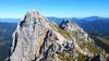 Vzhodna soseda, zadnja gora v grebenu Košute, Tolsta Košuta. Njen vzhodni vrh sega 2.57 m visoko, zahodni je nekaj nižji (2.026 m). Foto: