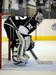 Jonathan Quick si je na začetku 3. tretjine ob igralcu več privoščil neverjetno napako in podaril NY Rangersom gol za končnih 1:3. Foto: Reuters