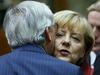 Junckerju je pripadla možnost, da najprej poskusi postati prvi mož Evropske komisije. Nemška kanclerka Angela Merkel je v noči na sredo ovinkarila. Povedala to in ono. Proti koncu tedna pa se je odločila in se postavila za Junckerja kot predsednika Evropske komisije. Njegove delnice so krepko narasle (na fotografiji z Angelo Merkel). Foto: Reuters