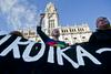 Strogi varčevalni ukrepi, ki jih je zahtevala t. i. trojka, so številne Portugalce pognali na ulice. Foto: EPA
