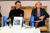 Igor Samobor si je vse od začetka ravnateljevanja predstavljal, da na odru Drame potekajo tudi glasbeni večeri. Pravi, da ambient kar kliče po intimnem glasbenem dogajanju. Darja Groznik je izpostavila, da je za festival vsako leto več zanimanja, kar utrjuje poslanstvo Radia Slovenija pri spodbujanju glasbene ustvarjalnosti slovenskih avtorjev. Foto: MMC/Miloš Ojdanić