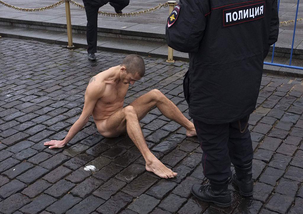 Pjotr Pavlenski je svoj protest pred Leninovim mavzolejem na Rdečem trgu izvedel v nedeljo, ko so v Rusiji zaznamovali dan policije. Foto: Reuters
