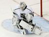 Ben Scrivens več kot odlično nadomešča poškodovanega 1. vratarja Kingsov Jonathana Quicka, a kaj ko napadu na zadnjih dveh tekmah ne gre več tako dobro. Foto: Reuters