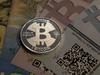 Cena bitcoina, ki je bila decembra na menjalnici Bitstamp že tik pod 20 tisoč dolarji, je včeraj prvič po 5. decembru padla pod 12 tisoč dolarjev. Tržna kapitalizacija se je znižala pod 600 milijard dolarjev. V samo enem tednu je izpuhtelo 230