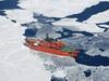 Ledolomilec Aurora Australis z rešenimi potniki pluje proti kopnemu, ki ga bo dosegel v nekaj tednih. Foto: MMC RTV SLO/EPA