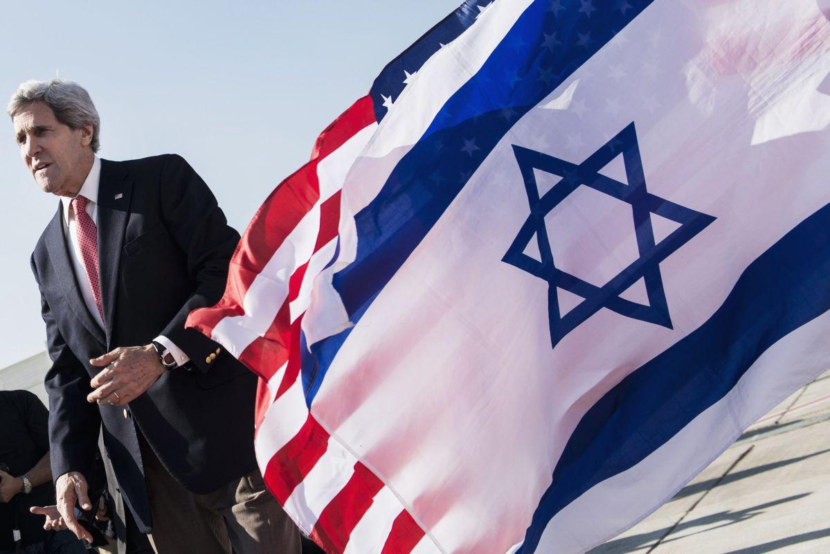 Ameriški državni sekretar John Kerry si želi, da bi sprti strani končali pogovore do konca aprila. Sporočili so, da je namen srečanj v prihodnjih dneh dogovor o okviru, ki bi obe strani vodil skozi zadnje mesece pogovorov, ki naj bi se končali aprila. Foto: MMC RTV SLO/Reuters