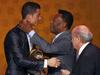Cristiano Ronaldo je prvi nogometaš po Zinedinu Zidanu, ki je zlato žogo prejel za nastope v dveh različnih ekipah. Leta 2008 je (Fifin) nogometaš leta postal kot član Manchester Uniteda. Zidane je prva naslova (1998, 2000) osvojil v dresu Juventusa, zadnjega (2003) pa kot igralec madridskega Reala. Tri naslove ima tudi (brazilski) Ronaldo, ki pa je bil nagrajen za predstave v štirih ekipah (1996 - PSV in Barcelona; 1997 - Barcelona in Inter, 2002 - Inter in Real Madrid). Foto: Reuters