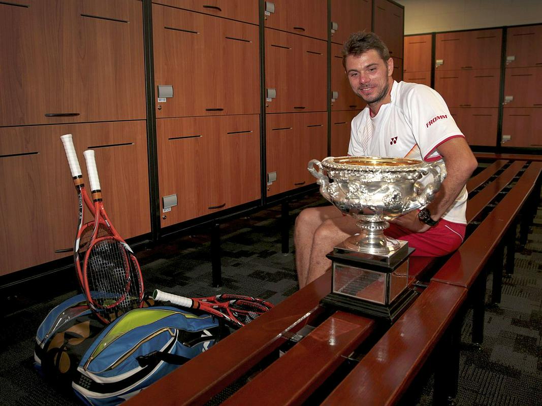 Stanislas Wawrinka je imel do letošnjega Melbourna katastrofalno razmerje zmag in porazov proti Rafaelu Nadalu, Novaku Đokoviću in Rogerju Federerju, ki so bili skupno boljši s 40-3. Wawrinka je nato ugnal tako Đokovića in Nadala ter se veselil uspeha kariere. Foto: Reuters
