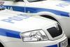 Povzročitelj nesreče je neposredno pred policijskim vozilom brez zaviranja zapeljal na levo stran vozišča in trčil s sprednjim levim delom v prednji levi del policijskega vozila škoda octavia kombi. Foto: BoBo