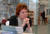 Dragica Breskvar Vesović je bila vrsto let tudi stalna zunanja sodelavska RTV Slovenija: pripravljala je prispevke za oddajo Luwigana, nato pa je bila tudi na čelu oddaje Sledi (kasneje izvir(n)i), prve na nacionalki, ki je bila v celoti namenjena ljubiteljskemu kulturnemu ustvarjanju. Foto: JSKD