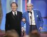 Leta 2006 je Sidu Caesarju mlajši kolega Billy Crystal izročil nagrado za pionirske dosežke na področju televizije. Foto: Reuters