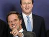 David Cameron (zgoraj), podobno kot nizozemski premier Mark Rutte (spodaj) v senci strahu pred vzponom evroskeptikov, denimo Nigela Faragea ali Geerta Wildersa, že ves čas napoveduje, da je čas, da Bruslju odvzamejo nekaj pristojnosti. Foto: EPA