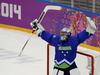 Drugič na olimpijskem turnirju je Robert Kristan visoko dvignil roke. Prvi slovenski vratar je znova branil sijajno in ustavil vseh 30 strelov. Foto: Reuters
