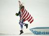 Mikaela Shiffrin se ob slavju ni želela ločiti od ameriške zastave: 'To ni le moj uspeh, to je uspeh moje države. S ponosom jo zastopam.' Foto: Reuters