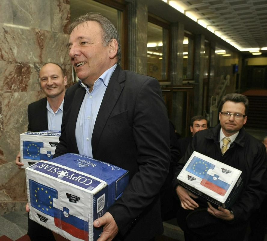 SDS, podpisi za referendum o arhivski noveli