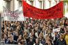 Na shodu, ki se je začel ob 15.00 na Kongresnem trgu, se je zbralo okoli 2.000 protestnikov. Skandiranje se je začelo z: