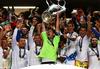 Kapetan Reala Iker Casillas je dvignil najprestižnejšo klubsko lovoriko na svetu. Kraljevi klub je nanjo čakal od leta 2002. Foto: EPA