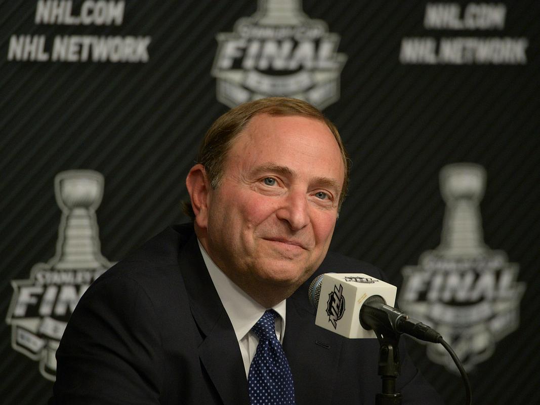 Komisar Lige NHL Gary Bettman je pred težko odločitvijo. Foto: Reuters Komisar Lige NHL Gary Bettman je pred težko odločitvijo. Foto: Reuters