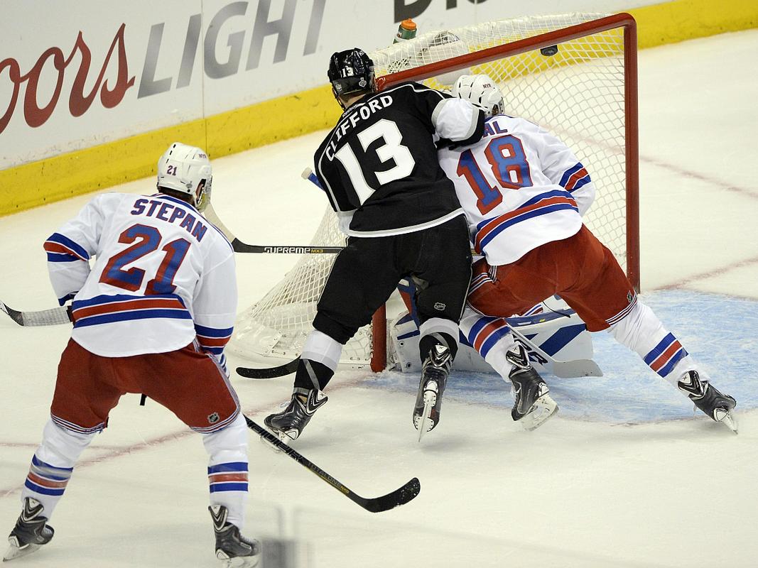 Derek Stepan in Marc Staal (NY Rangers) - Kyle Clifford (LA Kings)