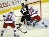 Derek Stepan in Marc Staal (NY Rangers) - Kyle Clifford (LA Kings)
