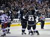 Los Angeles je še na tretji tekmi zapored nadomestil zaostanek dveh golov in prišel do zmage v podaljšku. Tokrat je vlogo velikega junaka odigral kapetan Dustin Brown. Foto: Reuters