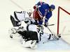 Jonathan Quick je na 3. tekmi branil kot ob šampionskem pohodu leta 2012. Na sliki neverjetna obramba s palico proti Matsu Zuccarellu v 1. tretjini. Foto: Reuters