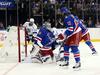 Henrik Lundqvist (New York Rangers) in plošček na golovi črti