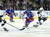Martin St. Louis je dosegel že enajsti zmagoviti gol v končnicah, medtem ko Anže Kopitar še čaka na prvi gol v velikem finalu - nazadnje je zadel na 7. tekmi 2. kroga proti Anaheimu. Foto: Reuters