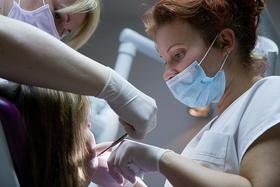 Pacienti koncesionarjev stroške rentgenskega slikanja zob pogosto plačajo sami
