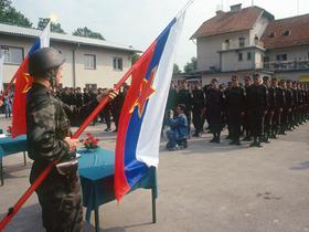 Prisega prve generacije slovenskih vojakov v učnem centru na Igu 2. junija 1991. Novih slovenskih zastav še niso imeli. Foto: BoBo