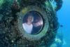 Fabien Cousteau v podvodnem laboratoriju, iz katerega je na spletno stran in Twitter pošiljal fotografije nenavadnih obiskovalcev. Foto: Reuters