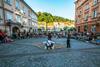 Obiskovalci Ljubljane so navdušeni nad festivalom uličnega gledališča in norčavosti Ana Desetnica. Foto: BoBo