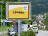 Joachim Löw je daleč najbolj znan občan mesta Schönau pri Freiburgu. Po zmagi na svetovnem prvenstvu so na tabli zamenjali napis z Löwnau. Foto: EPA