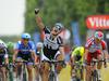 Marcel Kittel je z visoko dvignjeno roko slavil v središču Pariza. Nemci so na letošnjem Touru dobili rekordnih sedem etap. Foto: EPA