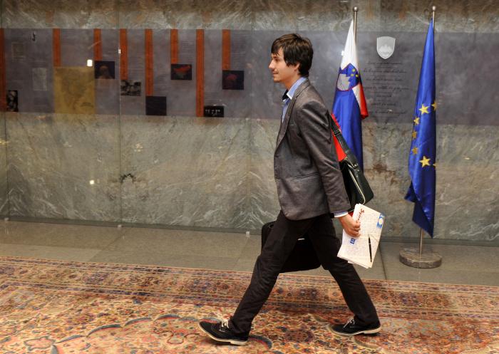 Poslanec Levice Luka Mesec je na vlado naslovil pisno poslansko pobudo v povezavi s poskusi izigravanja delavskih pravic. Foto: BoBo Poslanec Levice Luka Mesec je na vlado naslovil pisno poslansko pobudo v povezavi s poskusi izigravanja delavskih pravic. Foto: BoBo