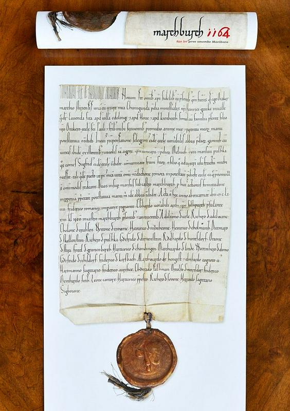 Listina, ki je najstarejši ohranjen zapis imena gradu na Piramidi (Castrum Marchburch), z datumom 20. oktober 1164. Foto: Umetniški kabinet Primož Premzl