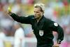 Jose Mourinho velja za mojstra psiholoških igric in številnih namernih izjav, ki imajo lahko neslutene posledice. Ene najbolj nepričakovanih je bil deležen švedski sodnik Anders Frisk. Leta 2005 sta se v Ligi prvakov merila Barcelona in Chelsea. Prvo tekmo je v Španiji dobila Barcelona z 2:1. Švedski sodnik je na začetku drugega polčasa zaradi drugega rumenega kartona izključil Didierja Drogbaja. Mourinho je po tekmi govoril o nepoštenem sojenju, med polčasom naj bi domači trener Frank Rijkaard Friska povabil na pogovor. Po tekmi so navijači Chelseaja Švedu grozili s smrtjo. Frisk se je tri tedne po tekmi odločil, da konča sodniško kariero. Foto: EPA