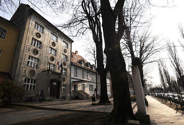 Glasbena matica je leta 1882 ustanovila lastno glasbeno šolo, katere namen je bil spodbujati slovensko glasbeno ustvarjalnost in poustvarjalnost. Pouk v njej je potekal v slovenskem jeziku. Foto: BoBo
